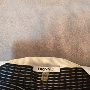 DKNYC WOMAN SWEATER SIZE SMALL